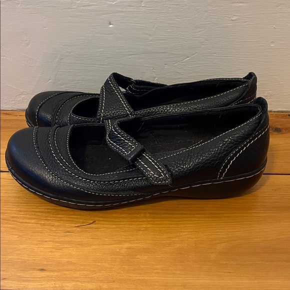 CLARKS Ashland Avenue Mary Jane Flats Shoes Black Leather Round Toe Velcro EUC - Picture 3 of 8